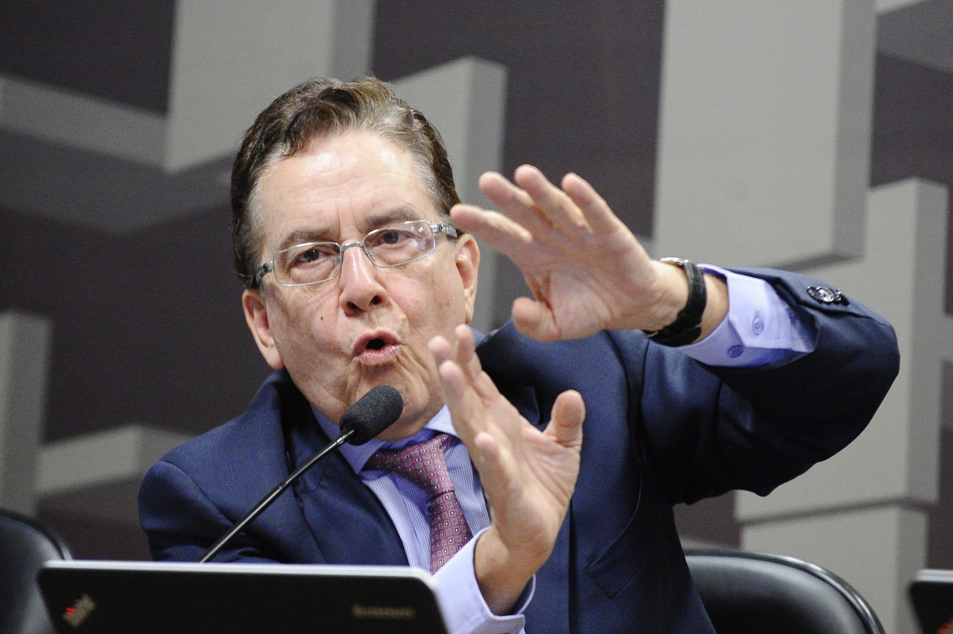As dificuldades fiscais enfrentadas pelo governo são debatidas na Comissão de Assuntos Econômicos (CAE). Os parlamentares ouvem a proposta emergencial para a superação desses problemas do Movimento Brasil Eficiente, que se define como “um movimento sem qualquer vínculo político ou partidário, que trabalha com propostas concretas para alcançar a Simplificação Fiscal e a Gestão Eficiente das Despesas do Governo no Brasil”. Também é discutida na CAE a atual estrutura da dívida pública, o pagamento de juros, encargos, amortização e refinanciamento dessa dívida e a situação de estados e municípios. A reunião ocorre a pedido dos senadores Fernando Bezerra Coelho (PSB-PE) e Alvaro Dias (PSDB-PR). Em pronunciamento, coordenador do Movimento Brasil Eficiente, Paulo Rabello de Castro. Foto: Edilson Rodrigues/Agência Senado