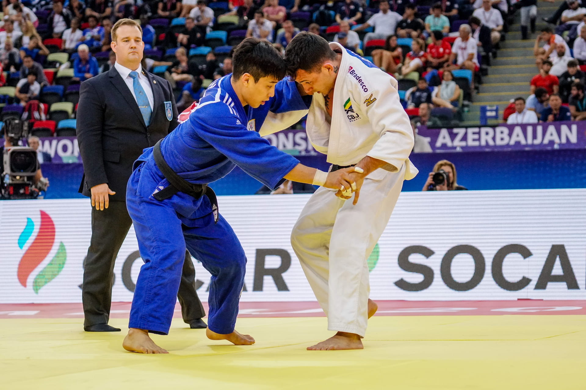 O judoca brasileiro Daniel Cargnin (categoria 66kg), de branco, enfrenta o sul-coreano Baul An na disputa da medalha de bronze no Mundial de Judô 2018, em Baku (Azerbaijão). Foto: Rodolfo Vilela/ rededoesporte.gov.br. Data: 21.09.2018. Local: Arena Nacional de Ginástica, em Baku.